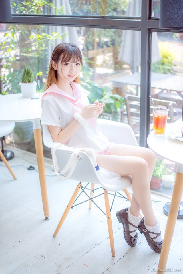 毕竟相比起来，虽然打下中原，会同时跟江东、荆州接壤，两面乃至三面受敌，但如果吕布先取荆州的话，便要随时面临被曹操切断后路的危险，至于蜀中，虽然对于刘璋曹操不怎么看得上眼，不过蜀中的地势太好了，粮道艰难，注定吕布无法投入大兵力去征讨，而且沿途上还有重重关隘。